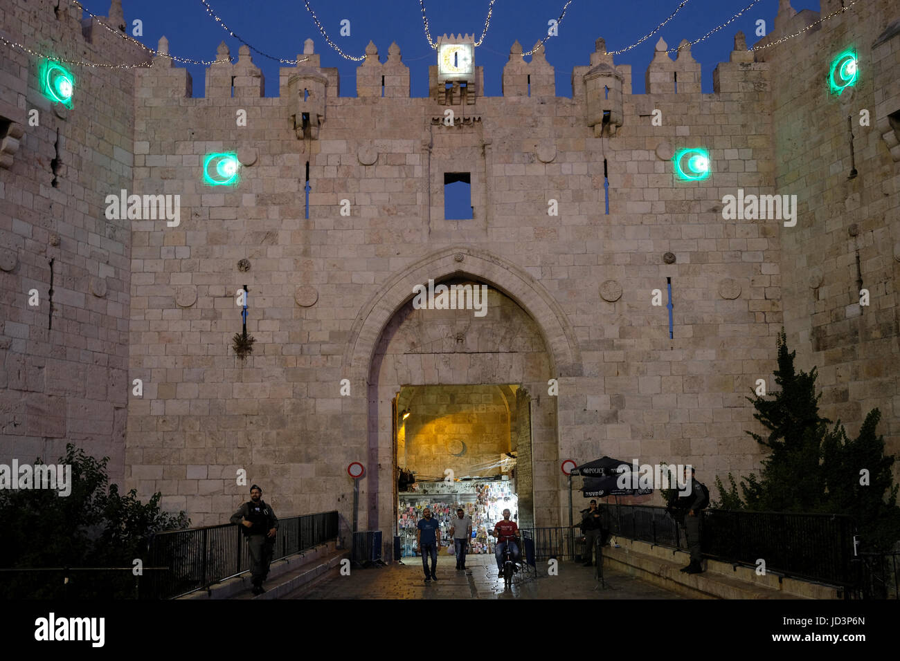 Lumières de fête décoration de porte de Damas pendant le mois du Ramadan dans la vieille ville de Jérusalem. Les musulmans du monde entier observer un mois de jeûne pour commémorer la première révélation du Coran à Mahomet selon la foi islamique. Banque D'Images