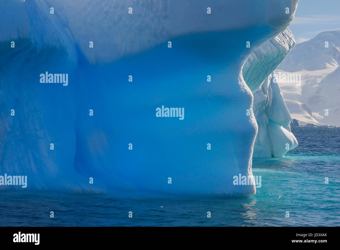 Beau brillant bleu iceberg dans l'Antarctique Banque D'Images