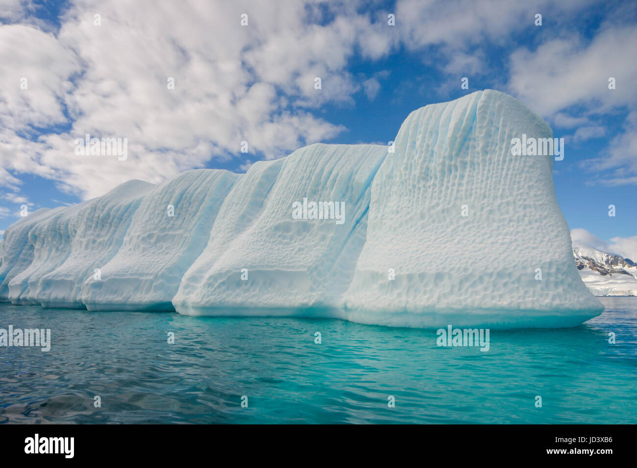 Beau brillant bleu iceberg dans l'Antarctique Banque D'Images