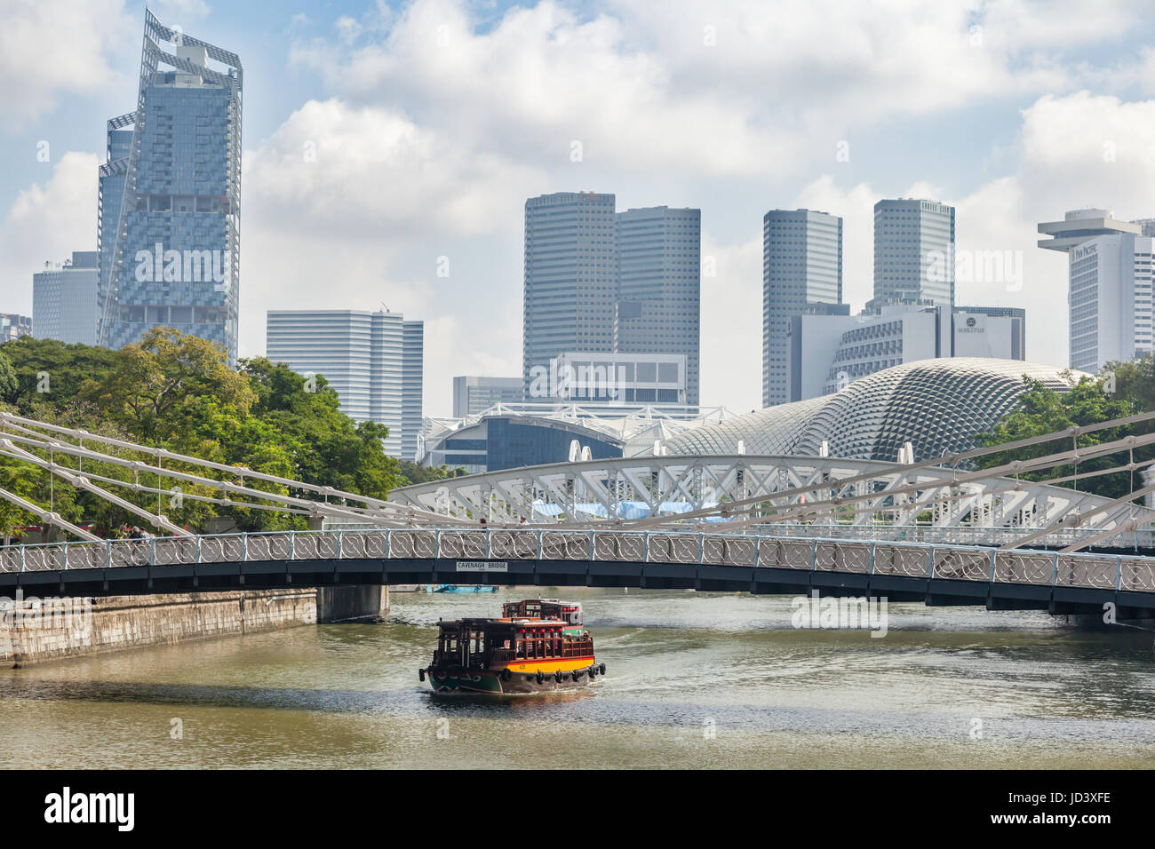 Un bateau de croisière sous pont Cavenagh, Singapour Banque D'Images
