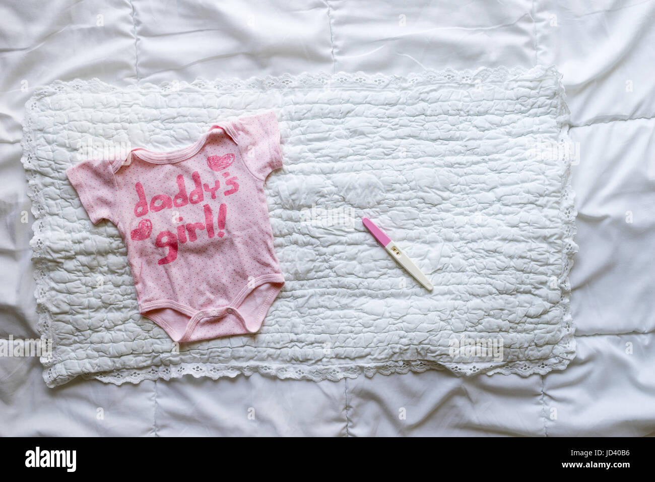 Vêtements bébé fille nouveau-né et le test de grossesse sur fond blanc  Photo Stock - Alamy