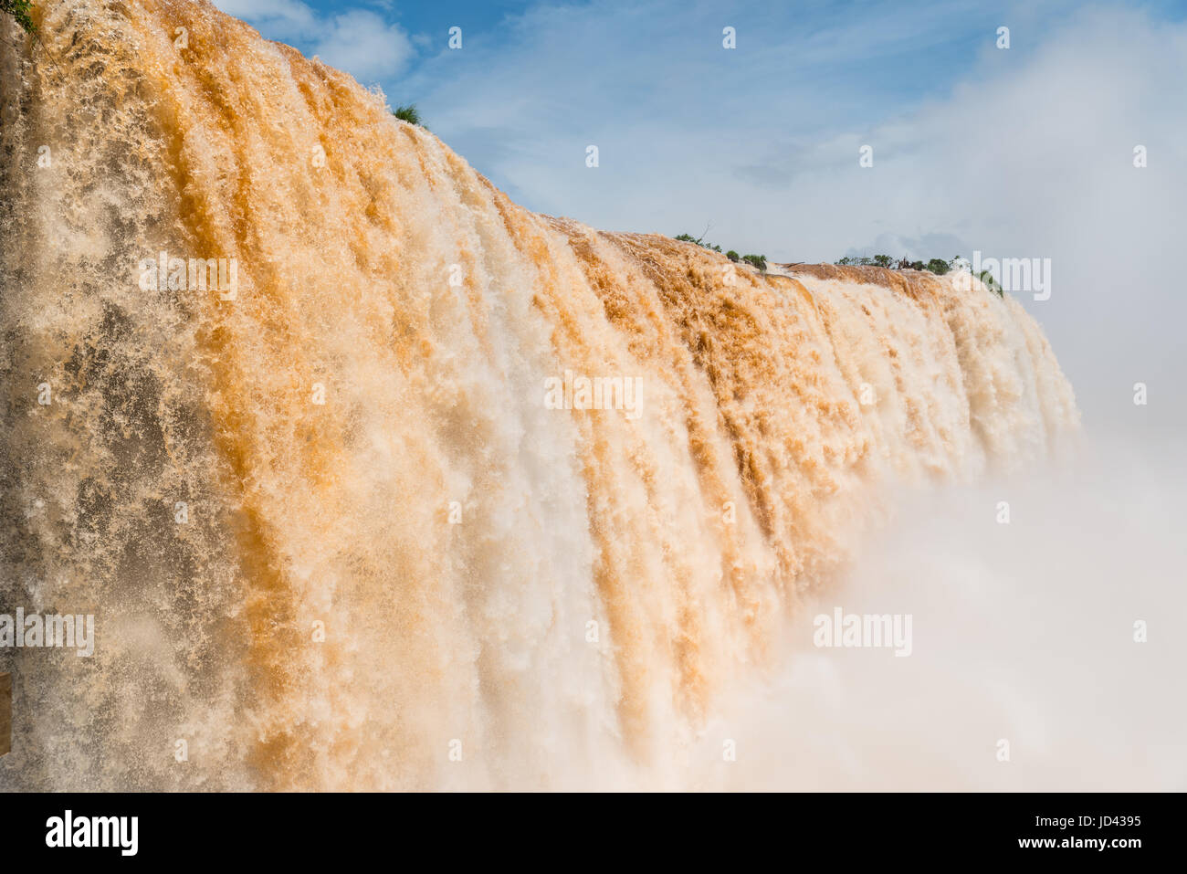 Chute d'Iguazu majestueuses à son meilleur en janvier. L'eau est marron-ocre à cette époque de l'année. Banque D'Images