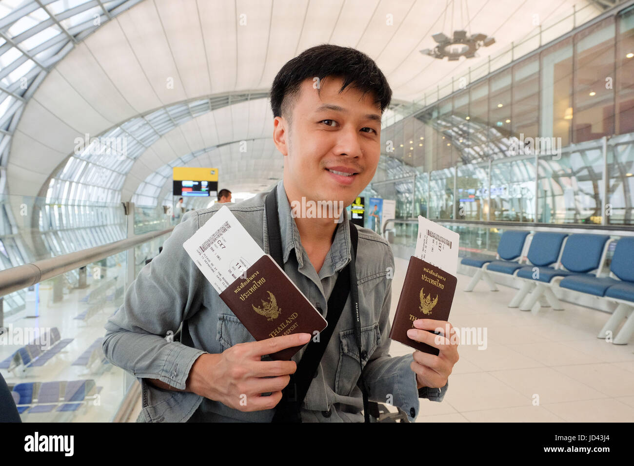 L'homme avec la Thaïlande passeports en mains à l'aéroport. Banque D'Images