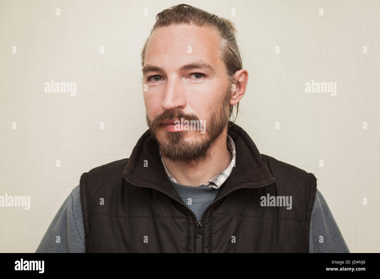 Close-up portrait of smiling young man asiatique barbu Banque D'Images