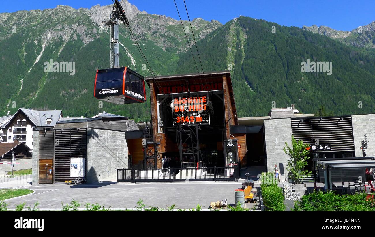Cable voiture arrivant à gare du téléphérique, Chamonix, Mont Blanc, France Banque D'Images