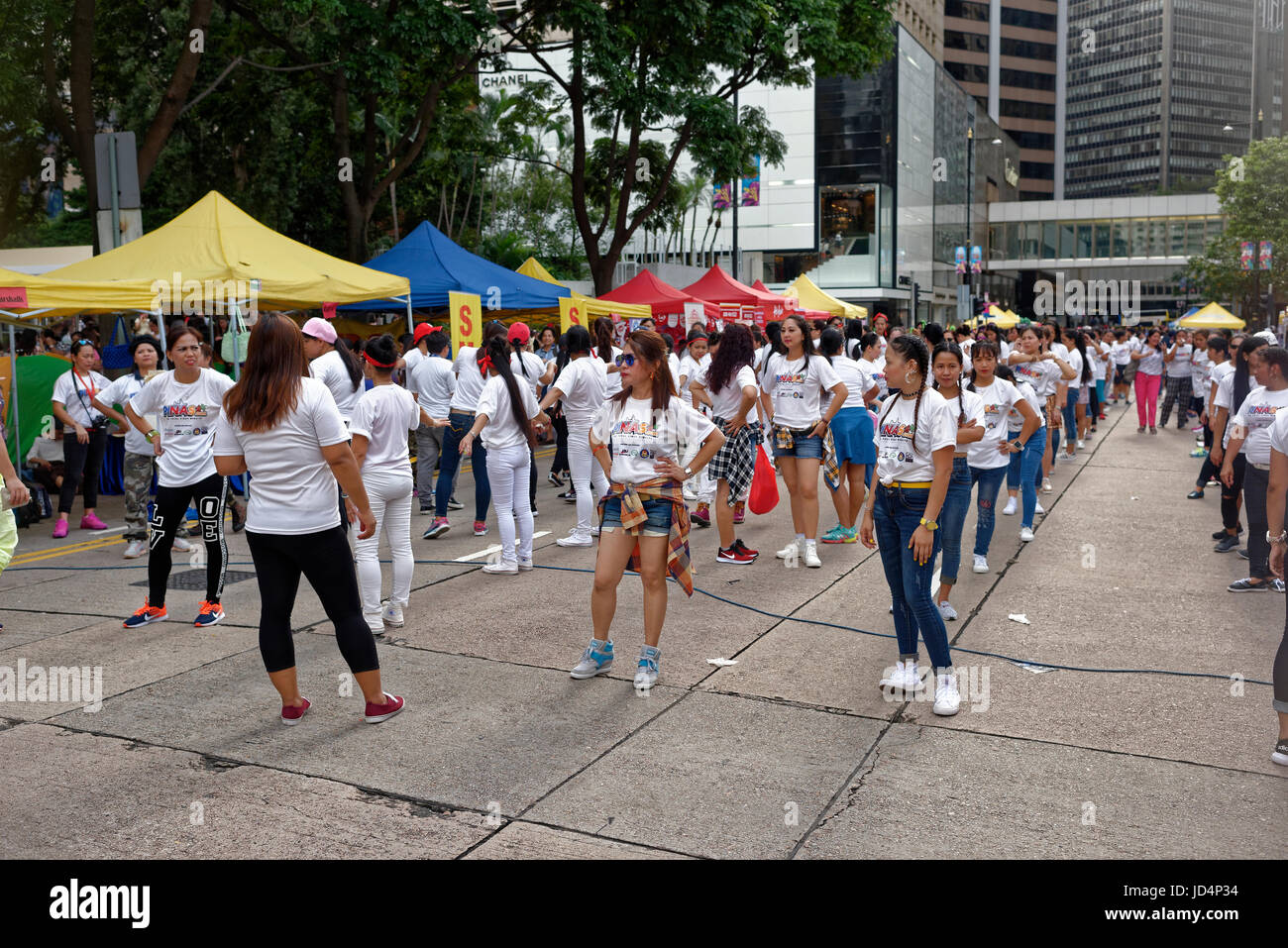 Les travailleurs philippins à Hong Kong créer une danse en ligne massive dans les rues de Central. Banque D'Images