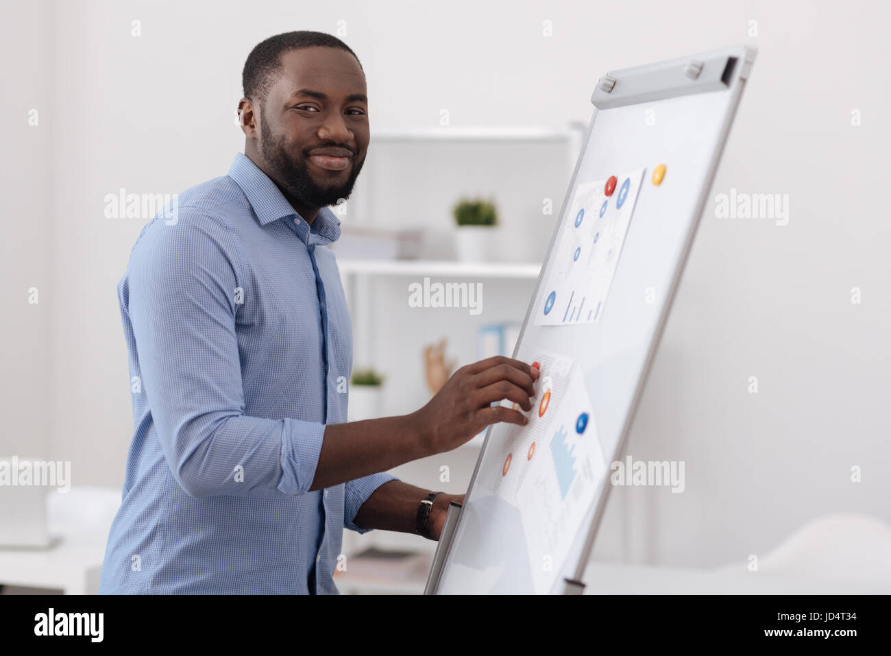 Nice agréable homme debout près du tableau blanc Banque D'Images