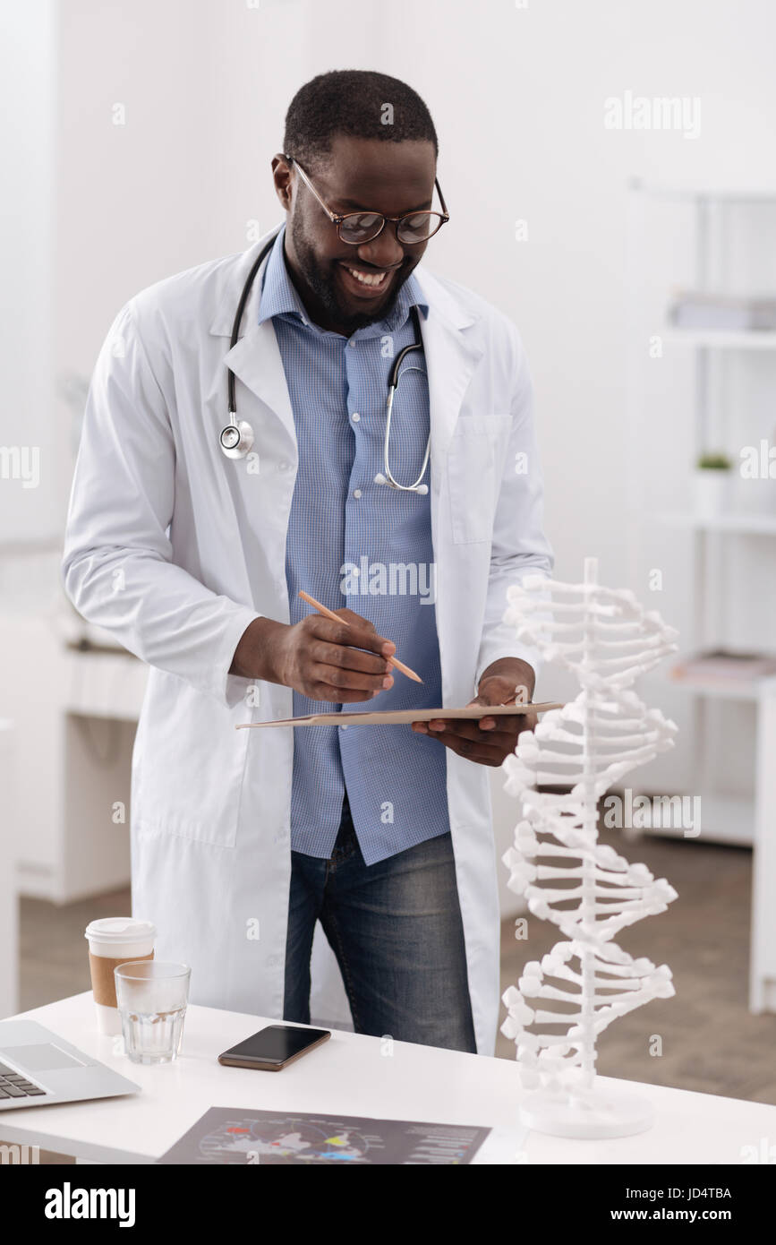 Smart scientist holding positive ses notes Banque D'Images