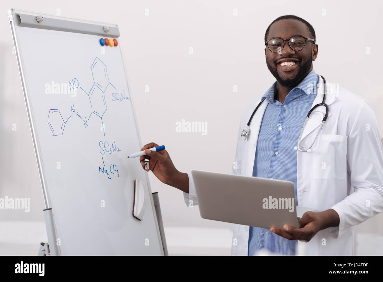 Cheerful scientifique positive a laptop Banque D'Images