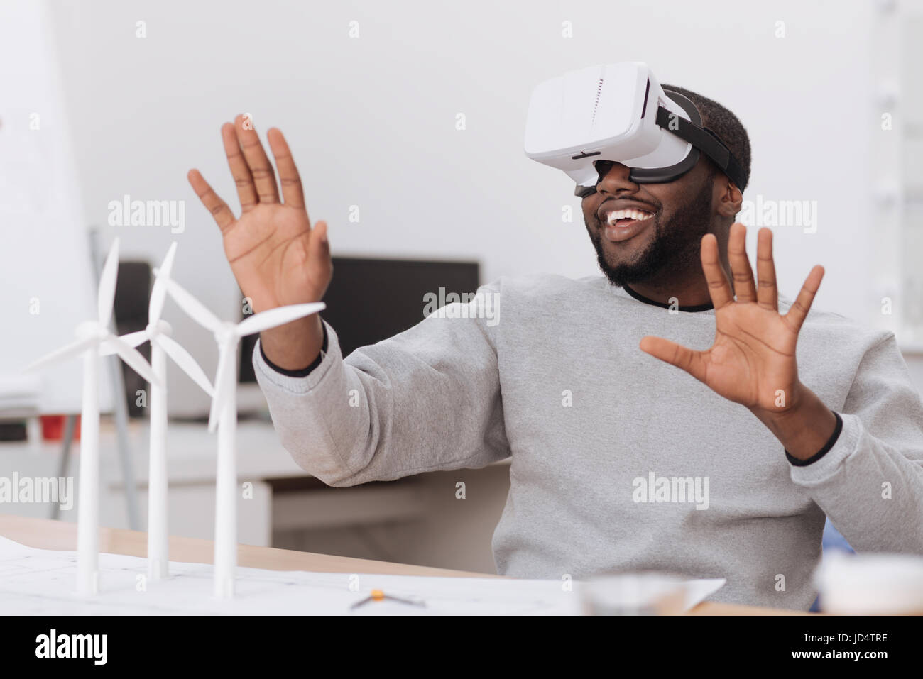 Homme joyeux d'être écologiste en réalité virtuelle Banque D'Images