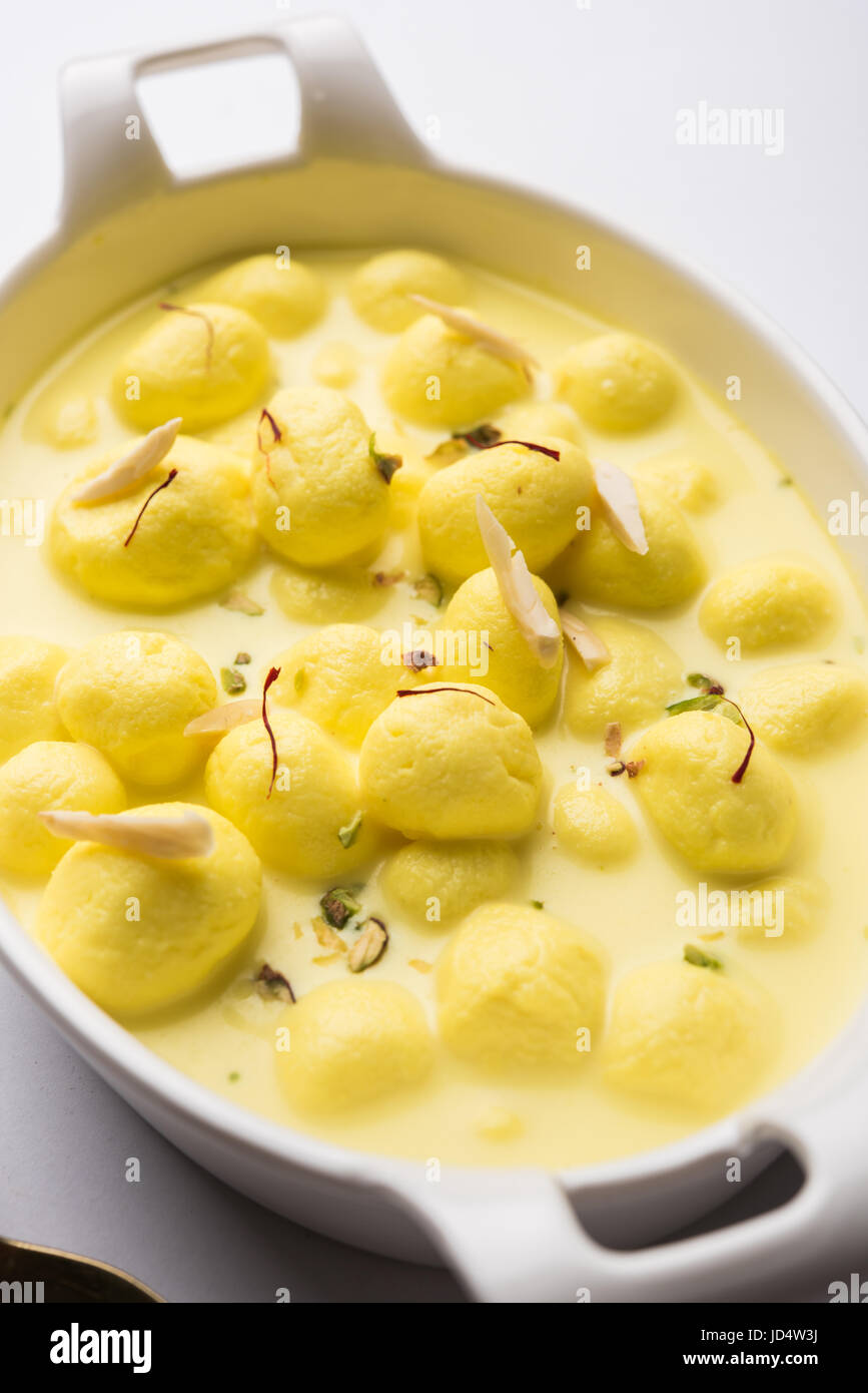 Rasmalai anguri Angoori ou ras malai est un dessert indien. Fabriqué à partir de fromage cottage qui est ensuite trempé dans un sirop sucré, chashni, et roulé en fin Banque D'Images