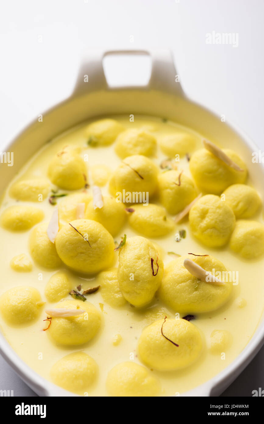 Rasmalai anguri Angoori ou ras malai est un dessert indien. Fabriqué à partir de fromage cottage qui est ensuite trempé dans un sirop sucré, chashni, et roulé en fin Banque D'Images