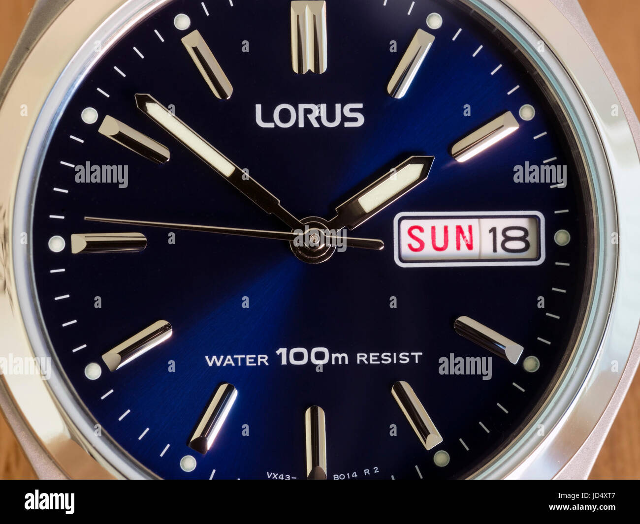 Men's Lorus montre analogique, regarder avec Deep blue face, jour et date de l'écran et en acier inoxydable. Banque D'Images
