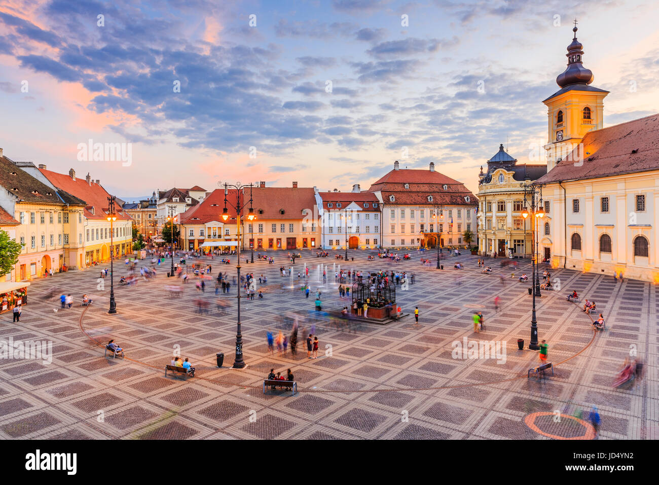Sibiu, Roumanie. Grand carré (Piata Mare) avec la Mairie et le Palais Brukenthal en Transylvanie. Banque D'Images