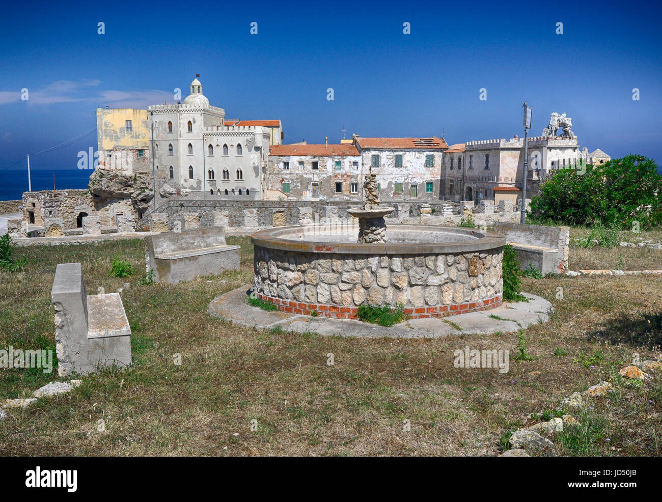 Le Palazzo della Specola est un complexe fortifié situé sur l'île de Pianosa. Banque D'Images
