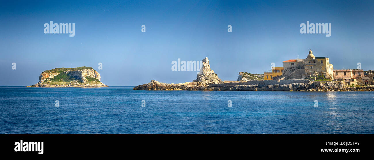 Vue panoramique avant l'entrée à l'intérieur de l'île de Pianosa port. Banque D'Images