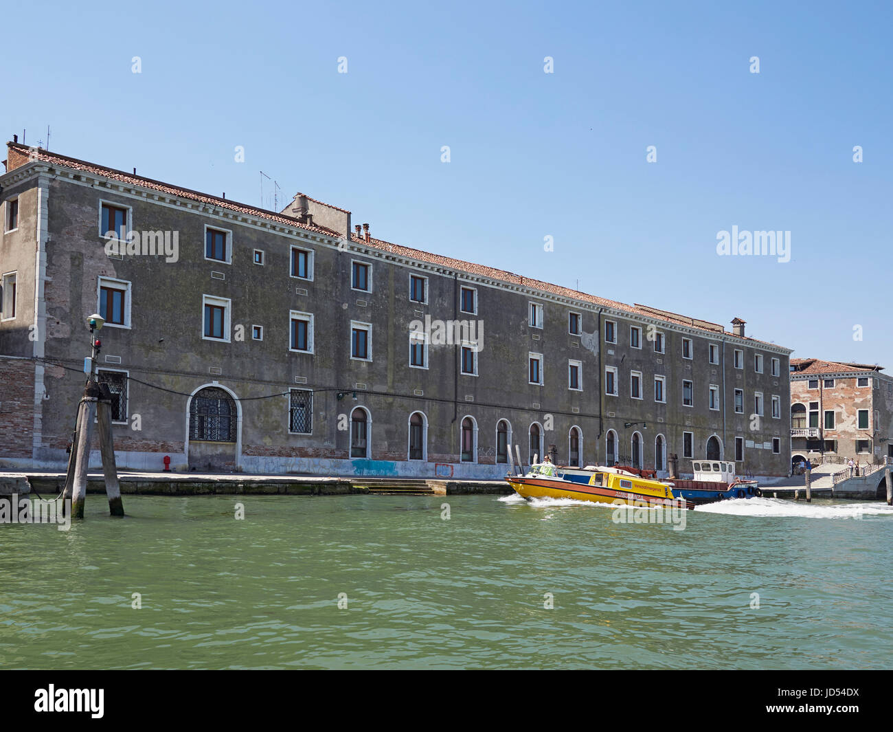Bateau ambulance de Venise par l'hôpital sur Castello Banque D'Images