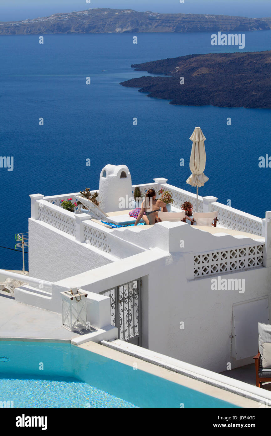 Grèce, les Cyclades, Santorin, balcon donnant sur la mer, Banque D'Images