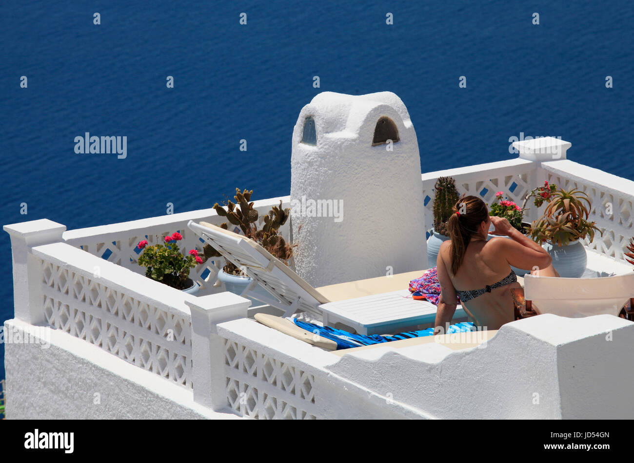 Grèce, les Cyclades, Santorin, balcon donnant sur la mer, Banque D'Images