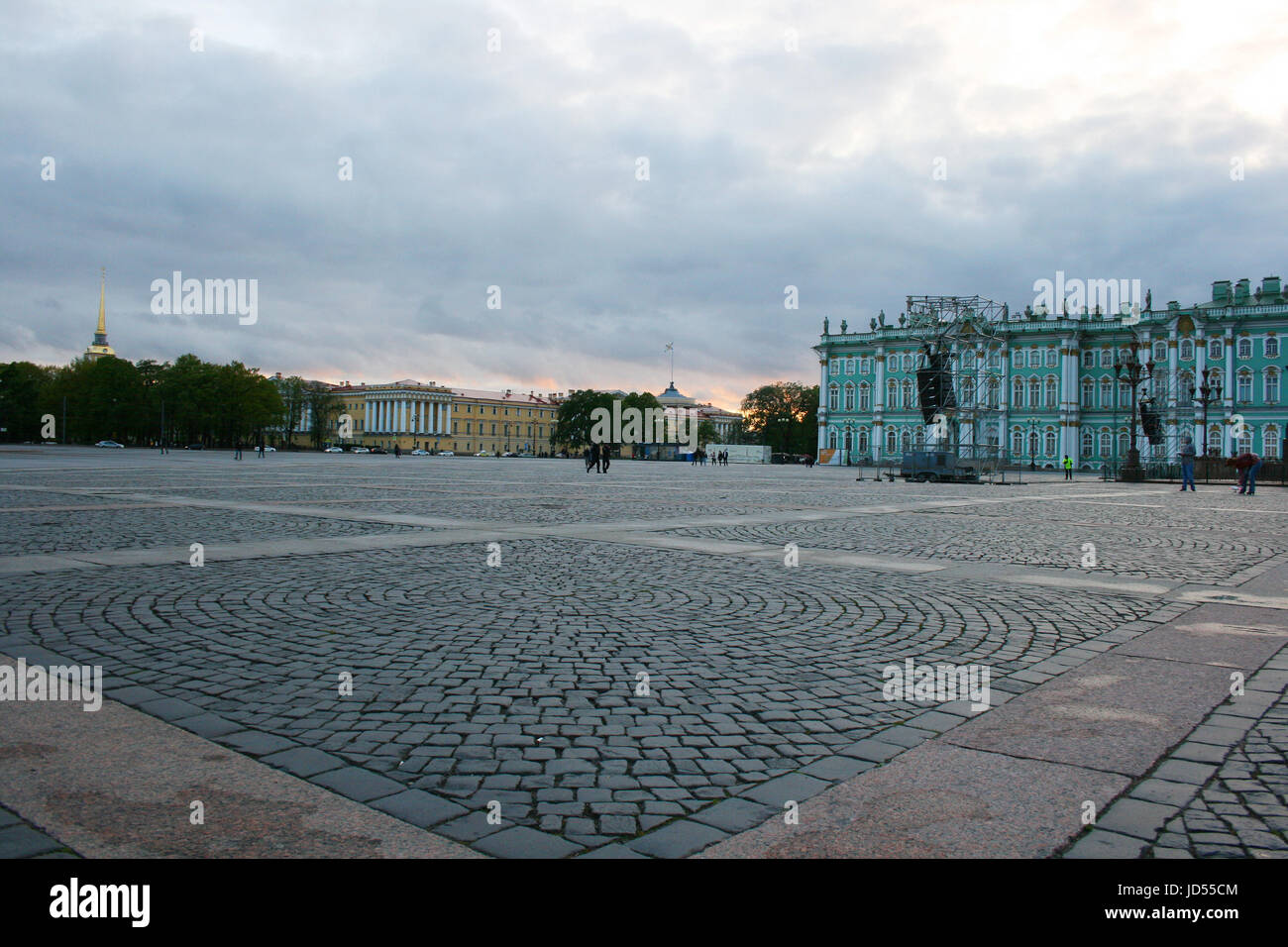 Palace (Place Dvortsovaya) à Saint-Pétersbourg à minuit - nuits blanches Banque D'Images