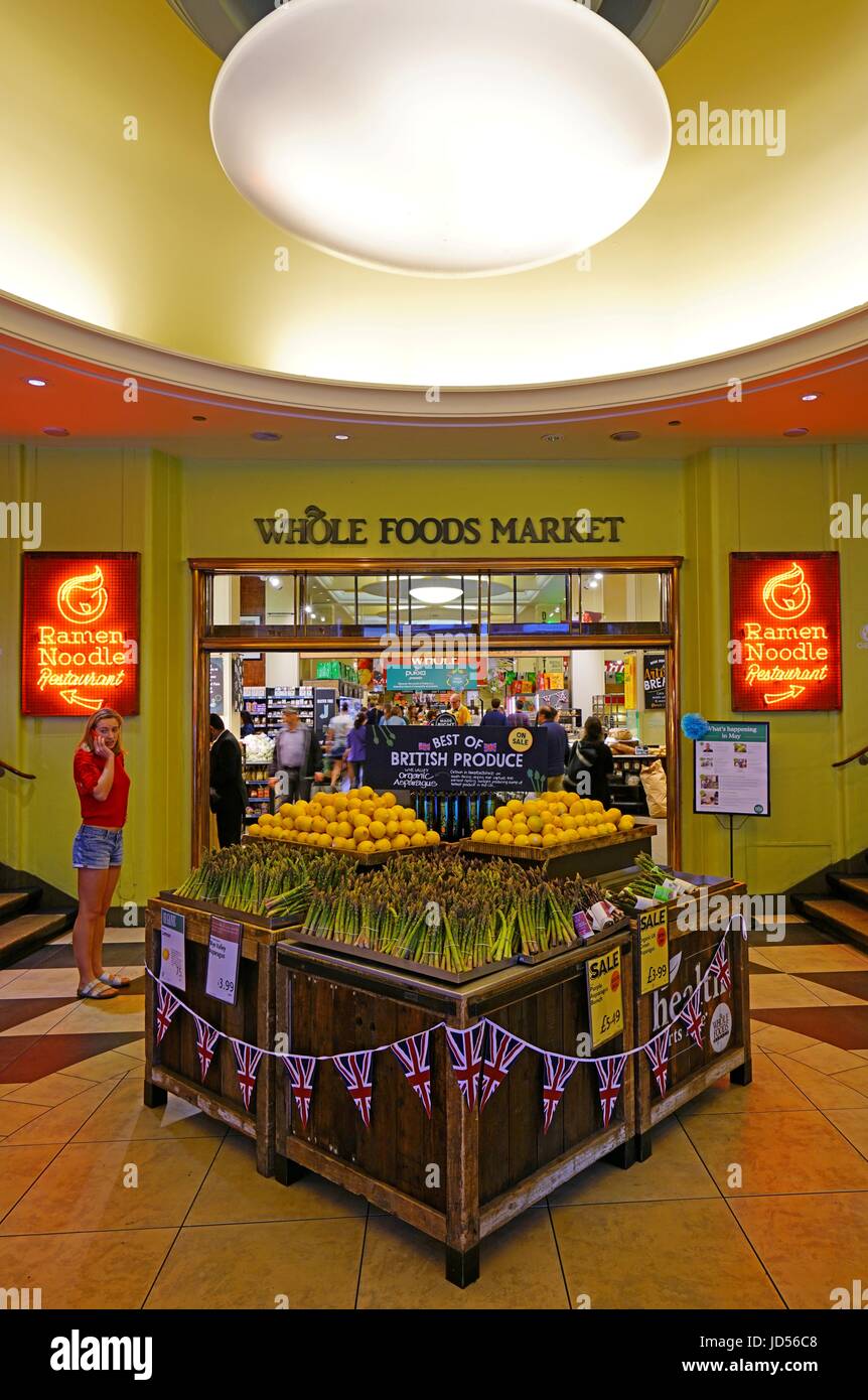 Un Whole Foods store à Londres. La chaîne d'épicerie biologiques coûteux a été acquis par Amazon en juin 2017. Banque D'Images