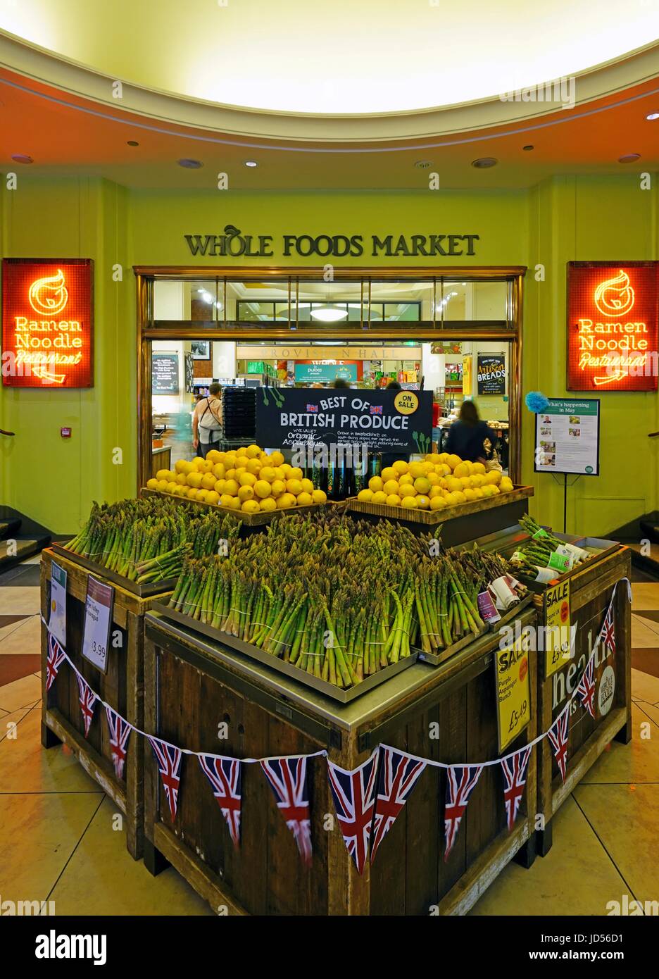 Un Whole Foods store à Londres. La chaîne d'épicerie biologiques coûteux a été acquis par Amazon en juin 2017. Banque D'Images