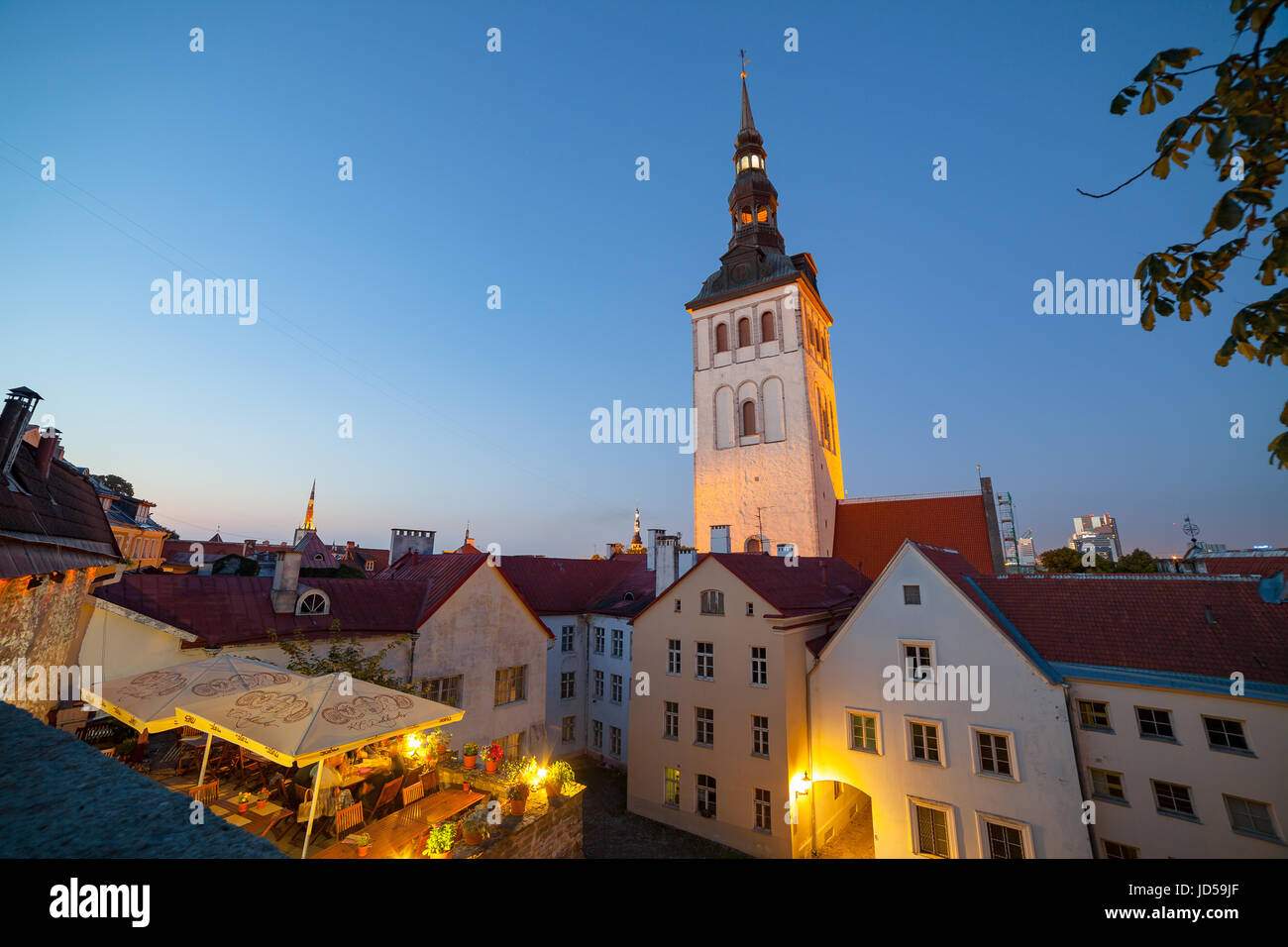 TALLINN, ESTONIE - JUL 22,2016 : Église Saint-Nicolas - Niguliste Kirik et maisons autour. Vue de nuit d'été. Banque D'Images