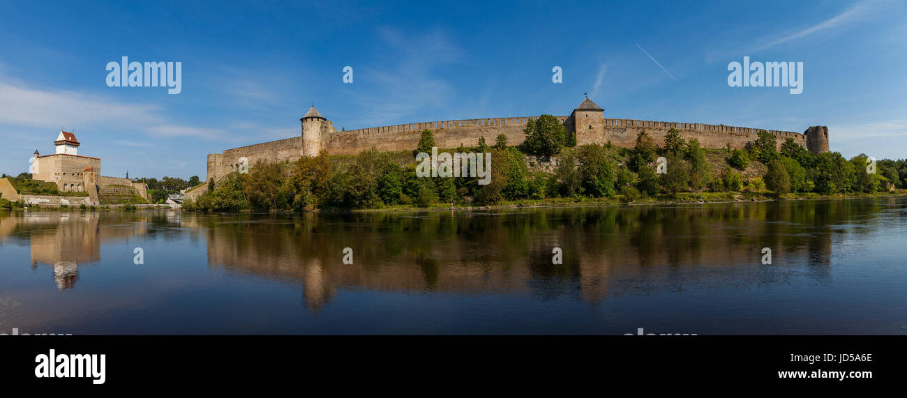 Deux forteresses médiévales sur la rivière Narva, Estonie et Russie frontière. Vue de jour d'été. Banque D'Images