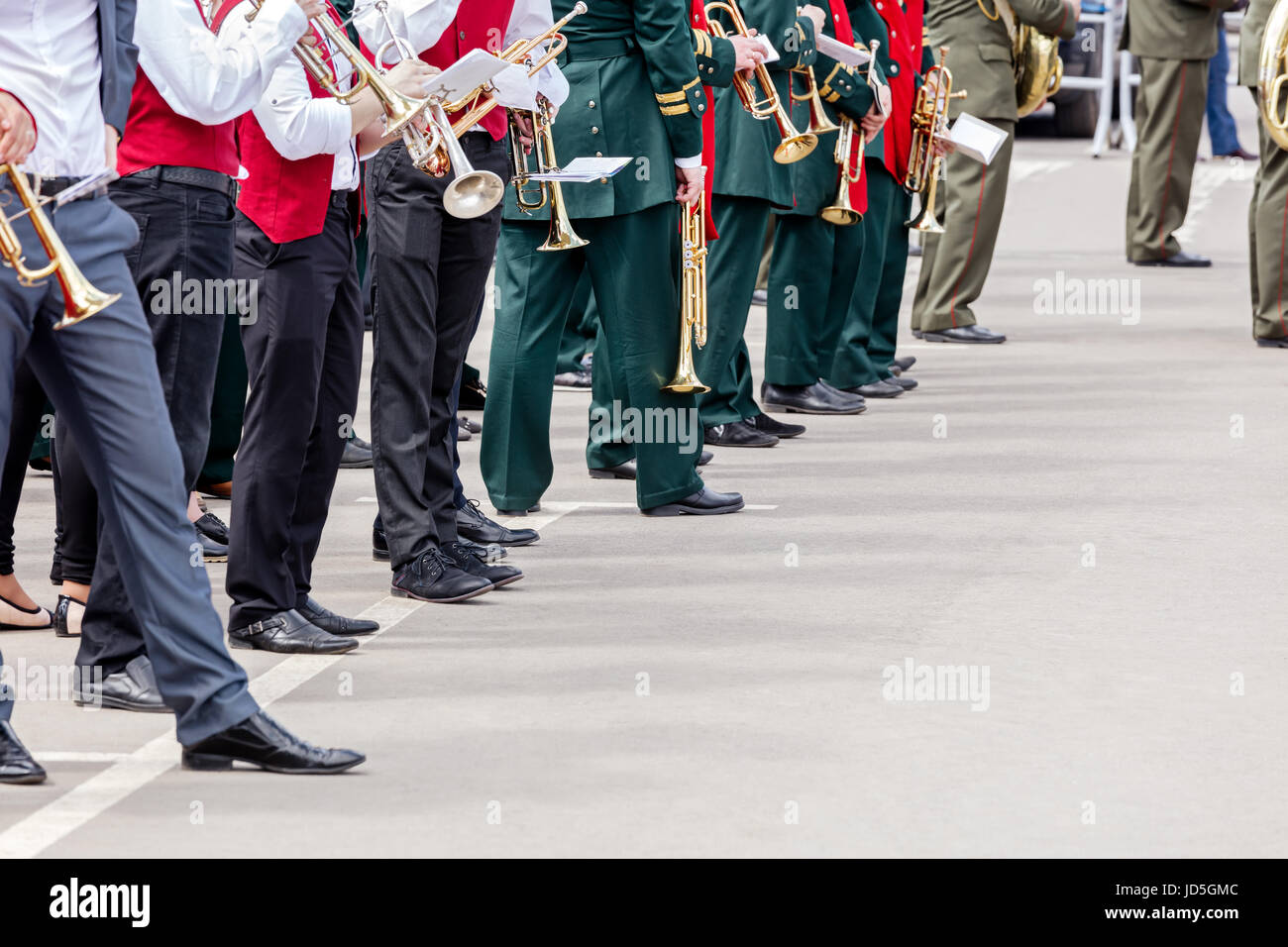 Les musiciens des fanfares avec musique instruments avant fest rassemblement sur city street Banque D'Images