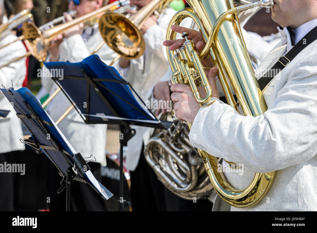 Les musiciens jouent sur des trompettes pendant street concert de musique classique Banque D'Images