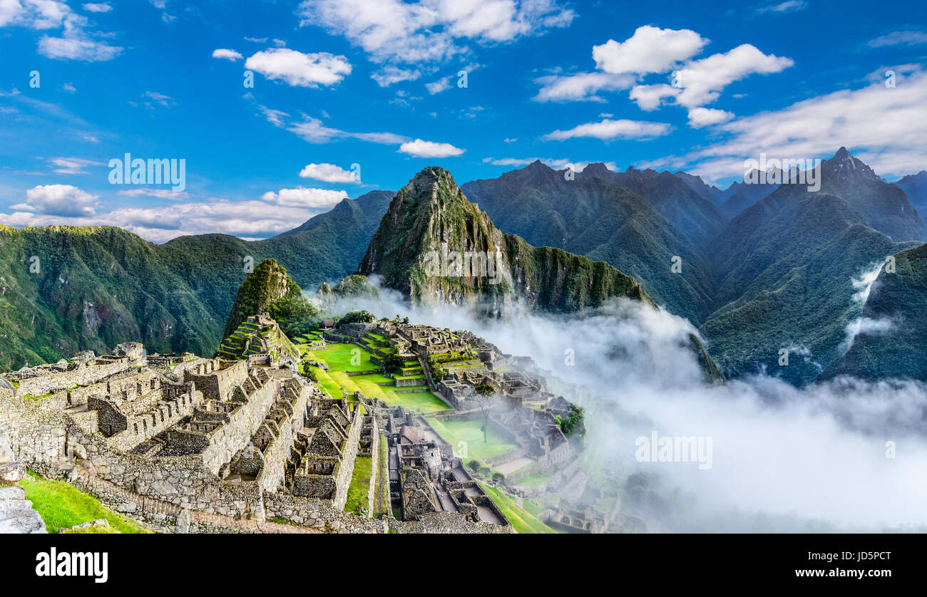 Aperçu de l'agriculture, Machu Picchu terrasses, Wayna Picchu et les montagnes en arrière-plan Banque D'Images