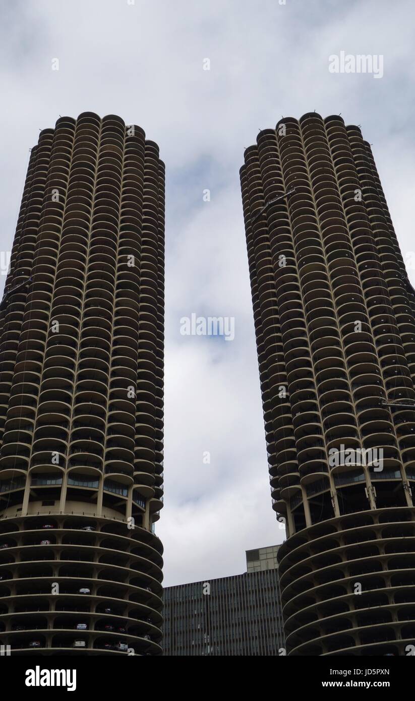 Vue sur les tours jumelles Marina City Landmark Building complexe sur la rivière Chicago dans le centre-ville de Chicago. Banque D'Images