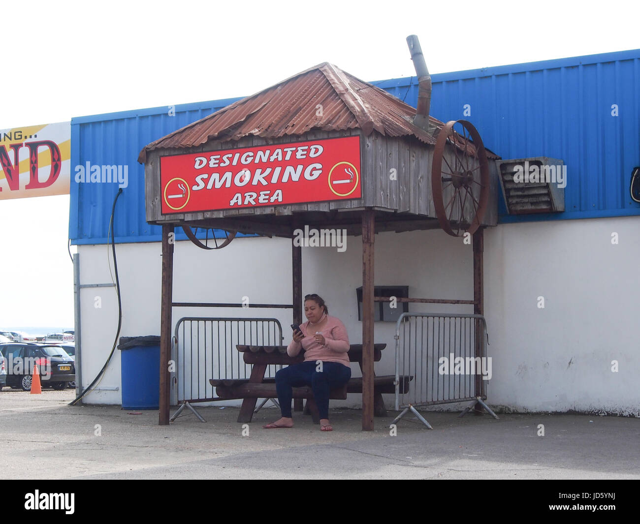 Un espace fumeurs à une aire de fête foraine Banque D'Images