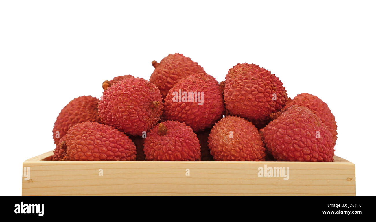 Heap a rouge mûre de litchee (Litchi chinensis) fruits tropicaux en récipient en bois fort isolé sur fond blanc, Close up, low angle sid Banque D'Images