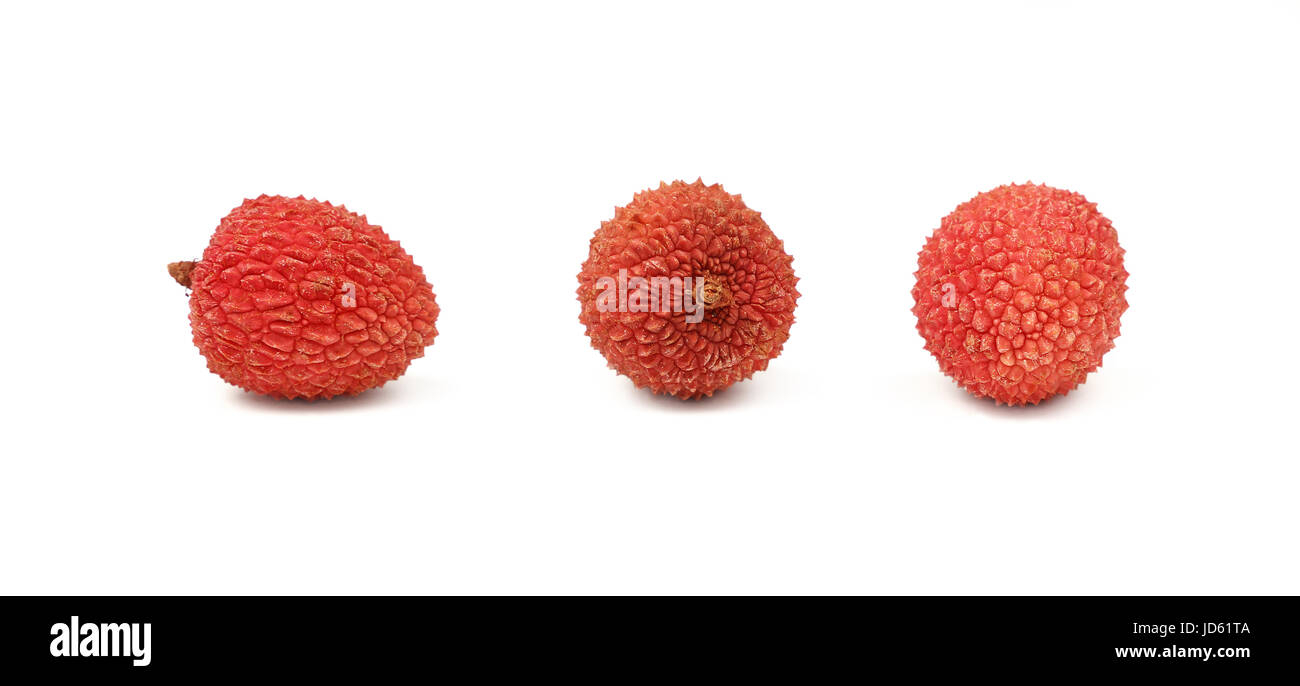 Trois rouge mûre litchee frais Fruits tropicaux isolé sur fond blanc, détail close up dans différentes perspectives, low angle view Banque D'Images