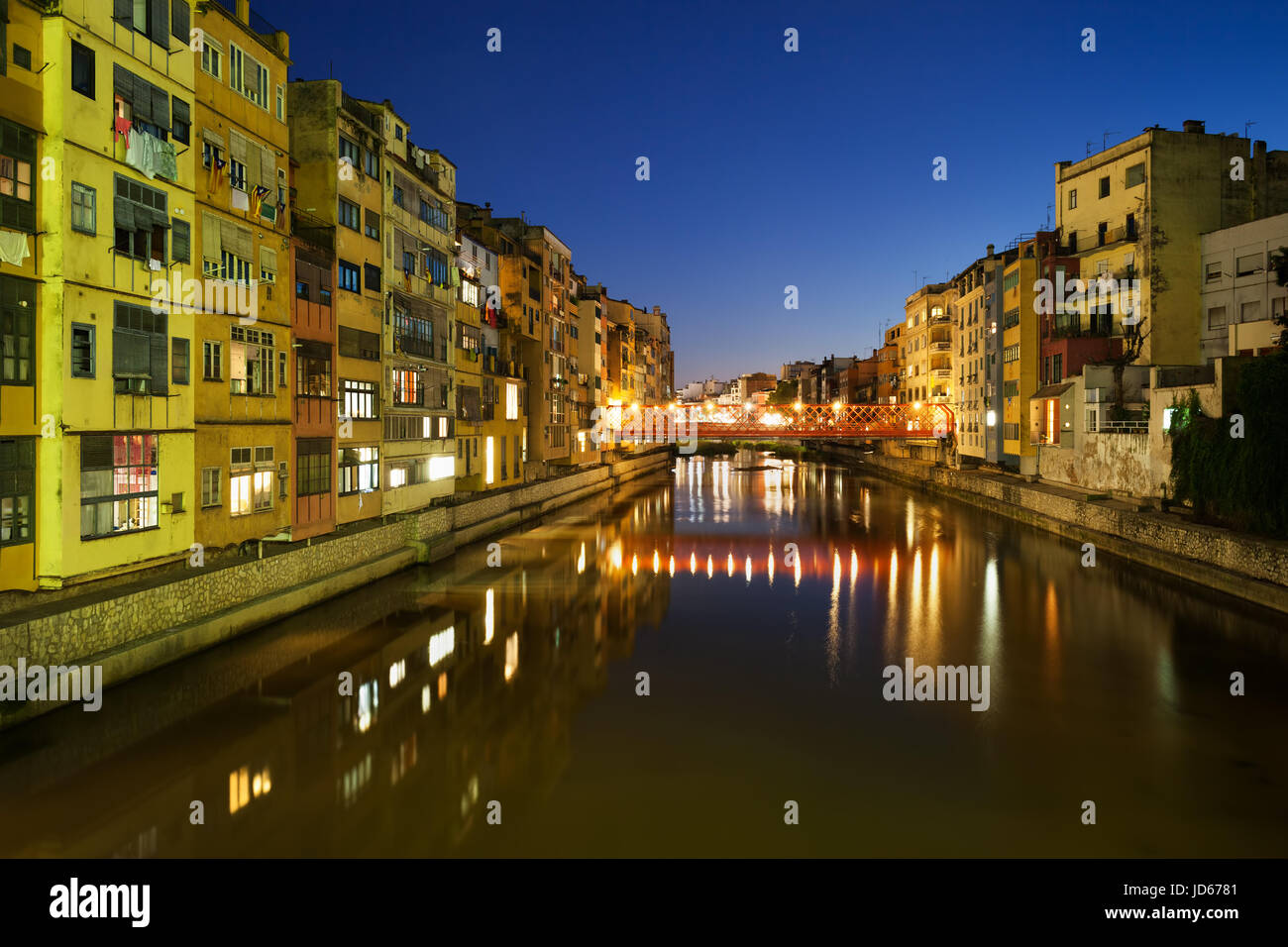 La ville de Gérone par nuit en Espagne, maisons au bord de l'eau sur la rivière Onyar, paysage urbain pittoresque dans la région de la Catalogne. Banque D'Images