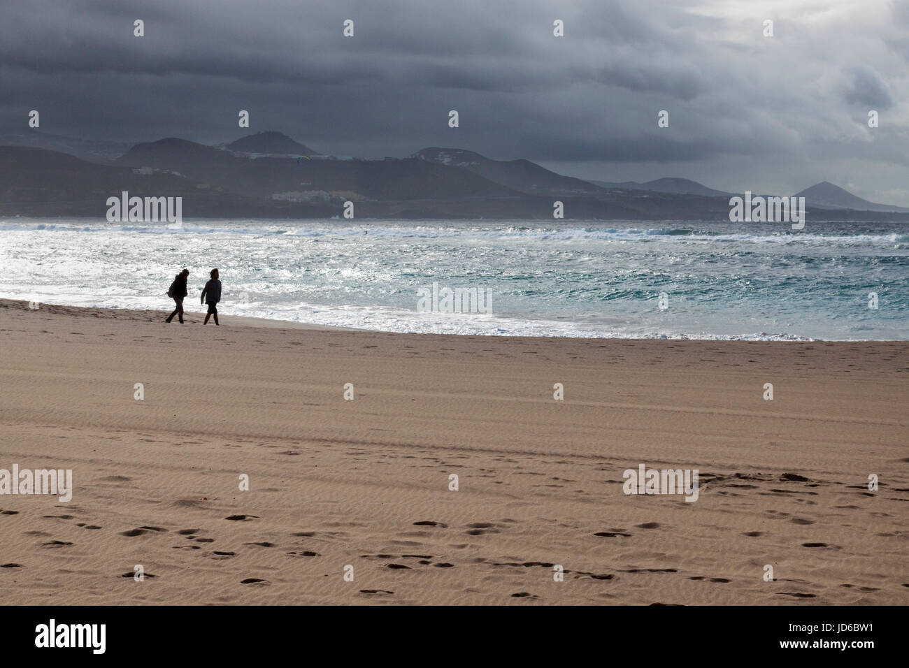 Couple en train de marcher au bord de la mer à Las Palmas de Gran Canaria, Espagne Banque D'Images