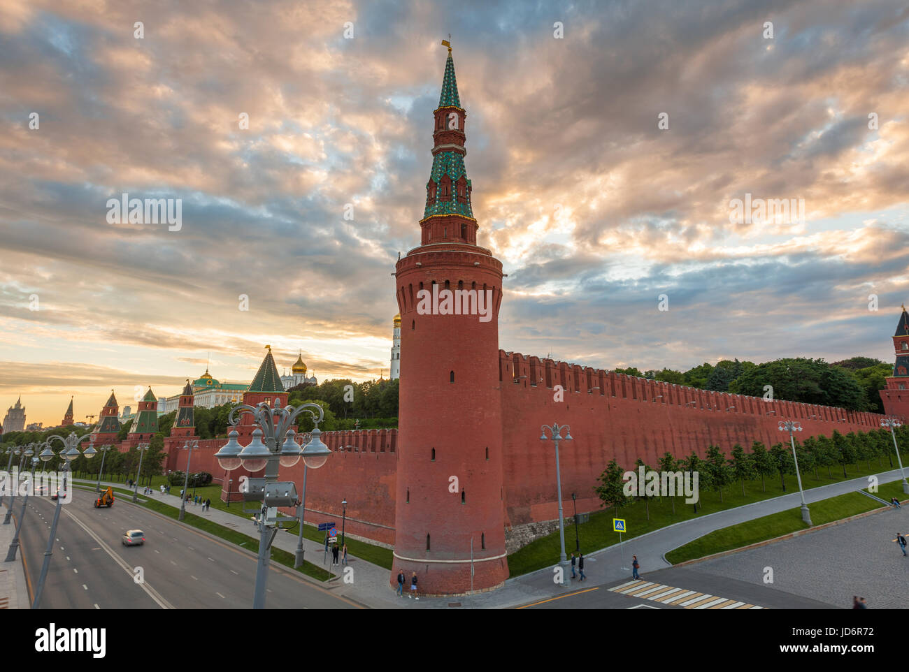 Coucher du soleil spectaculaire sur Moscou Kremlin, vue depuis le pont Bolshoy Kamenny, Moscou, Russie. Banque D'Images