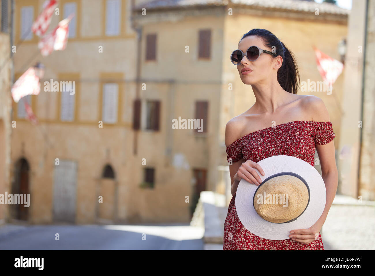 À la femme dans les rues d'une petite ville italienne Banque D'Images