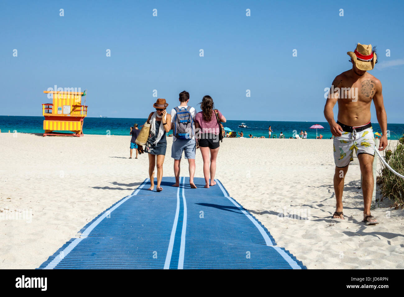 Miami Beach Floride, eau de l'océan Atlantique, sable, tapis d'accessibilité ADA, accès pour fauteuils roulants, adultes homme hommes, femme femme femme femme dame, marche, visito Banque D'Images