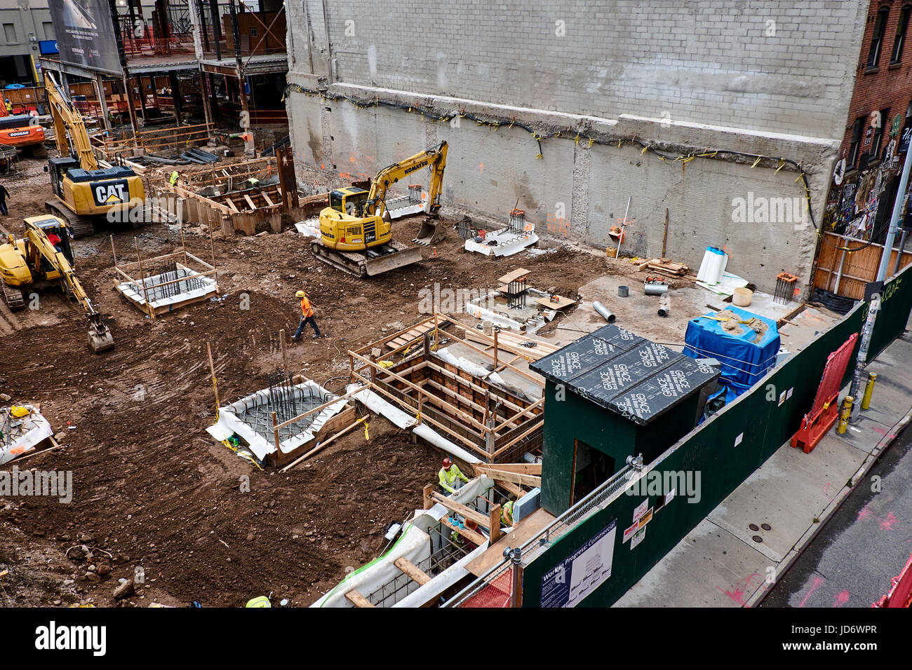 NEW YORK - 28 septembre 2016 : chantier de construction dans la zone de Chelsea où travaillent les excavatrices sur le sol au-dessus d'un nouveau sous-sol Banque D'Images