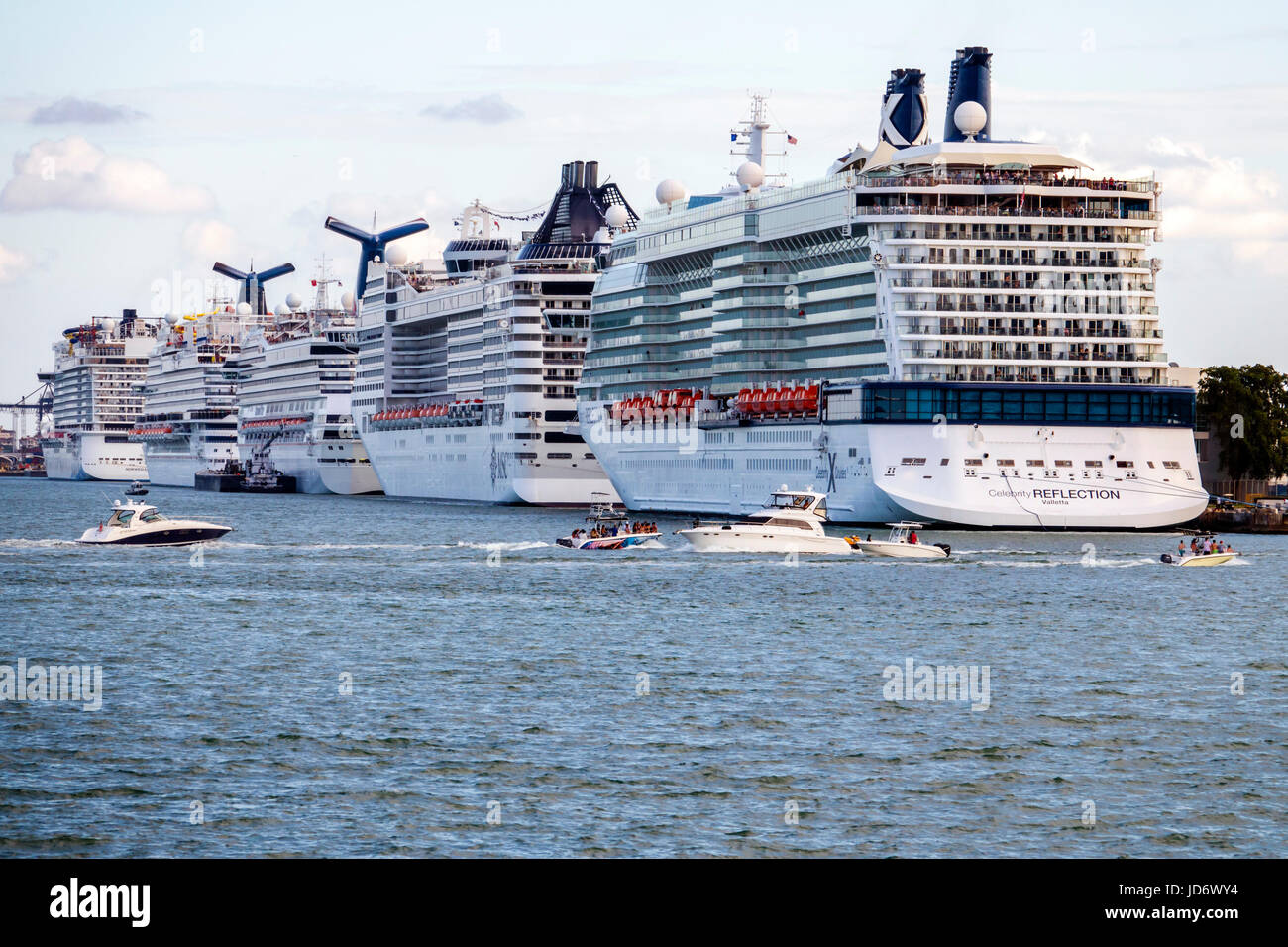 Miami Florida,Downtown,Port de Miami,bateaux de croisière,amarrés,bateau à moteur,eau,Celebrity,Reflection,les visiteurs Voyage tour touristique site touristique Banque D'Images