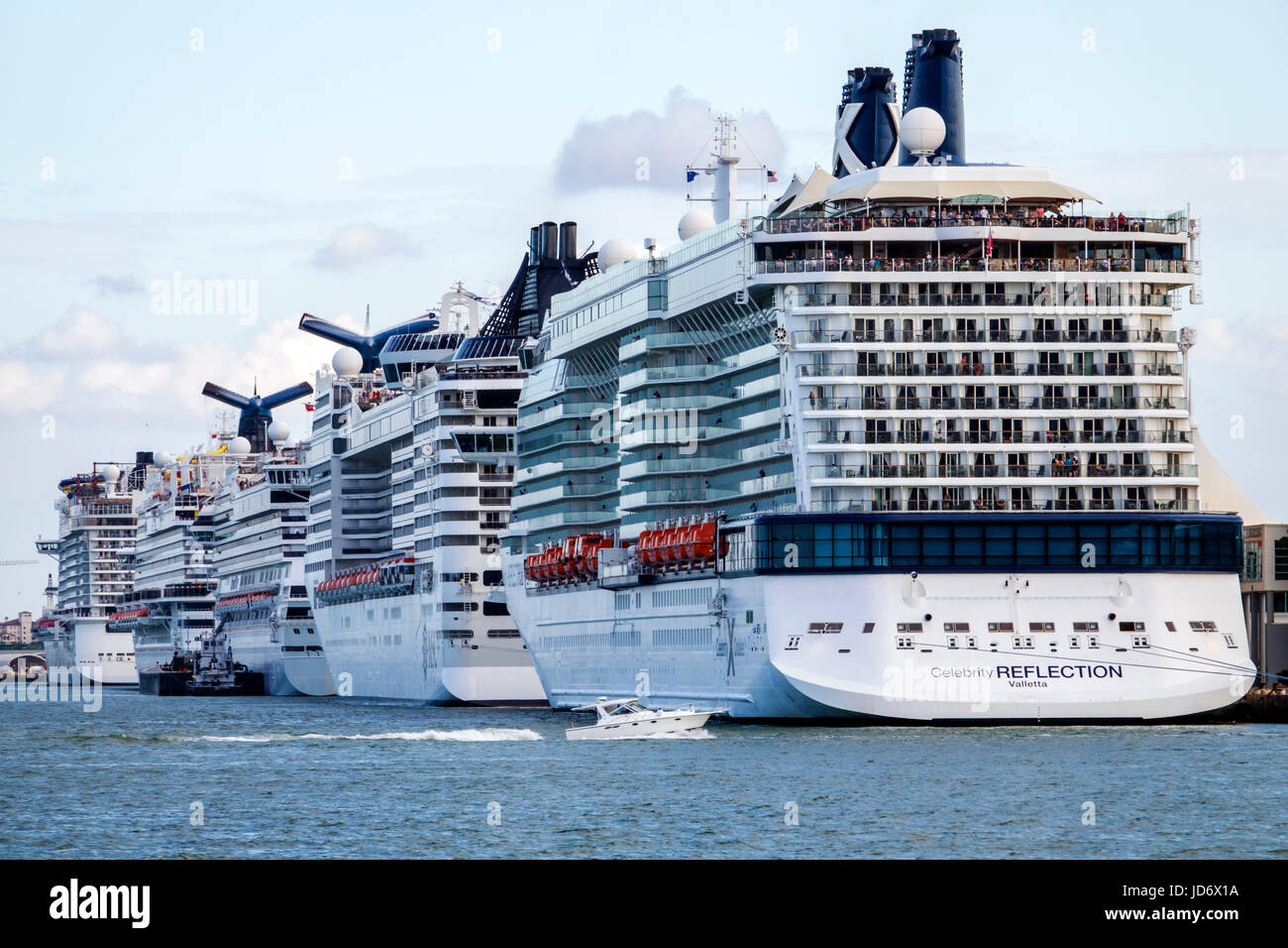 Miami Florida,Centre-ville,Port de Miami,bateaux de croisière,amarré,bateau à moteur,eau,Celebrity,Reflection,FL170331244 Banque D'Images