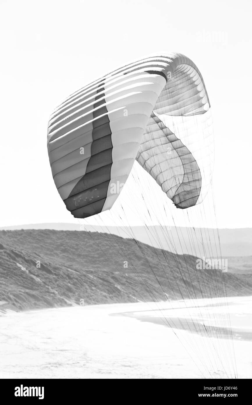 Le kite surf couleurs dans le fond de ciel Banque D'Images