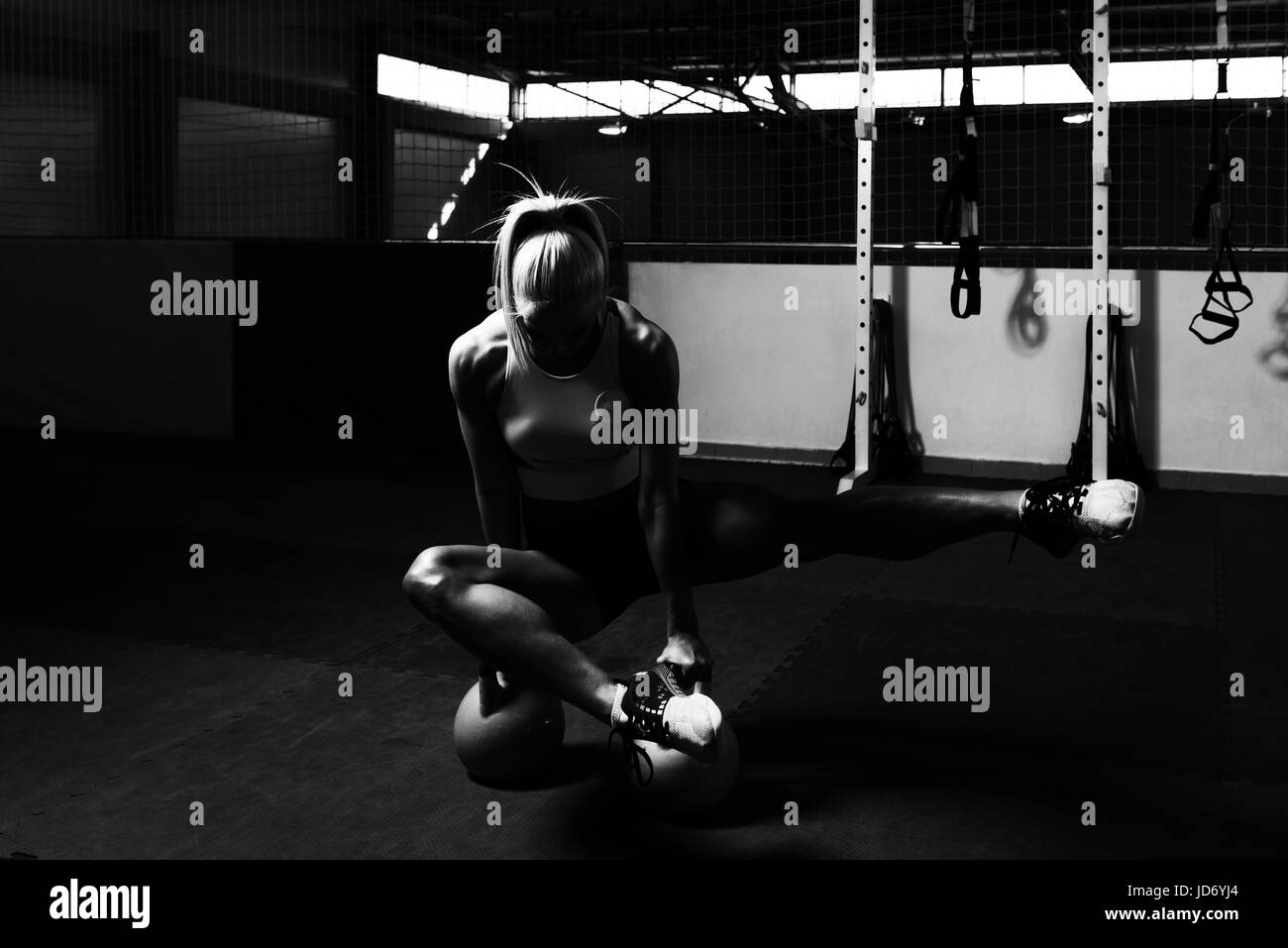 Young Woman Exercising With électrique Bell et Flexing Muscles - Athletic musculaire Fitness Exercices Modèle Bodybuilder Banque D'Images