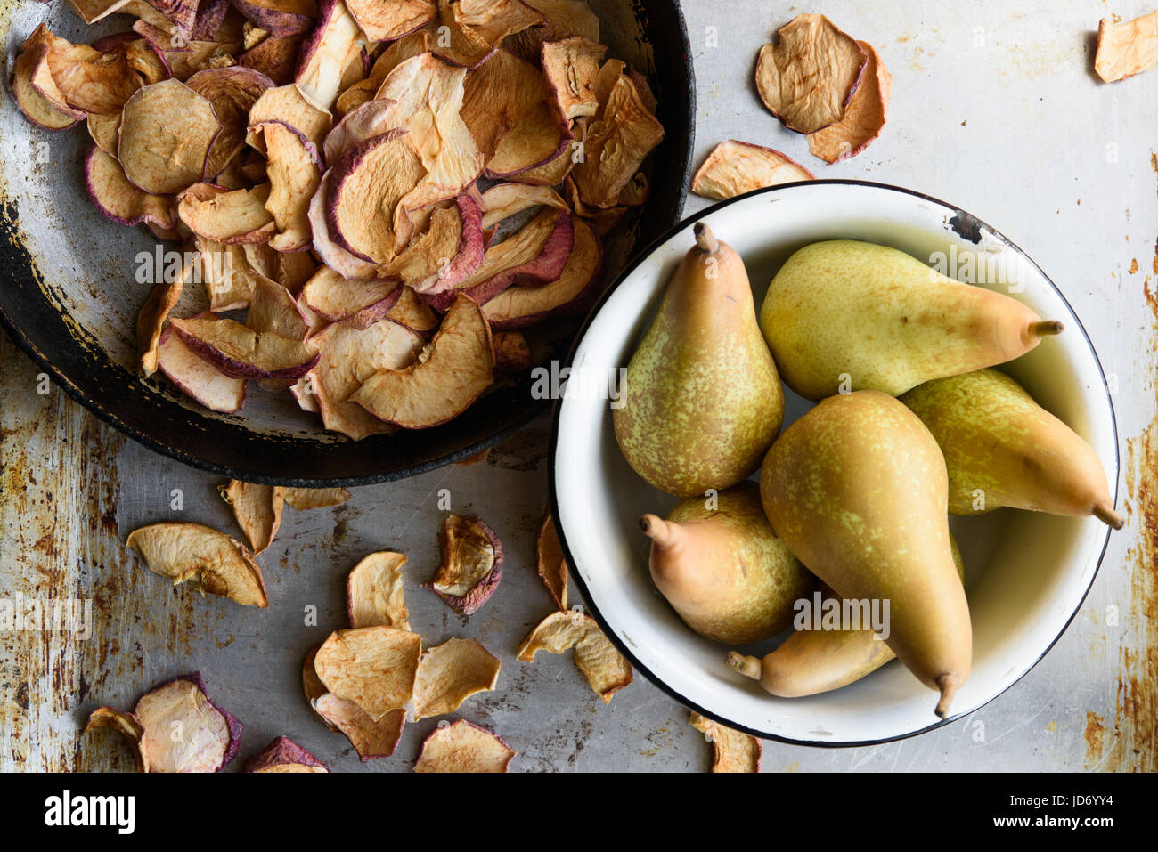 Vue de dessus : pommes et poires séchées dans des bols. Style vintage rustique Banque D'Images