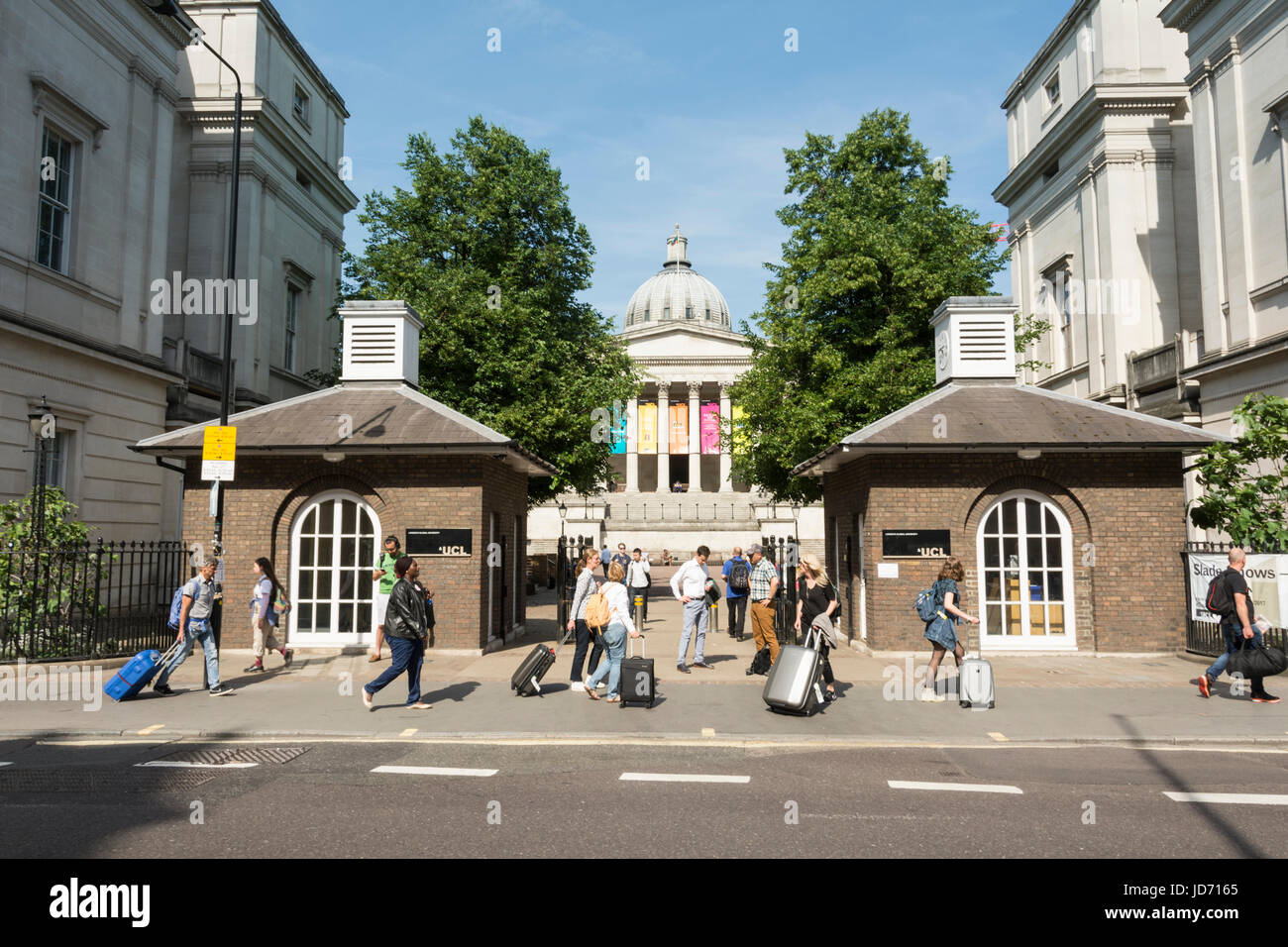 Les étudiants sur Gower Street, près du quad, à l'University College London, England, UK Banque D'Images