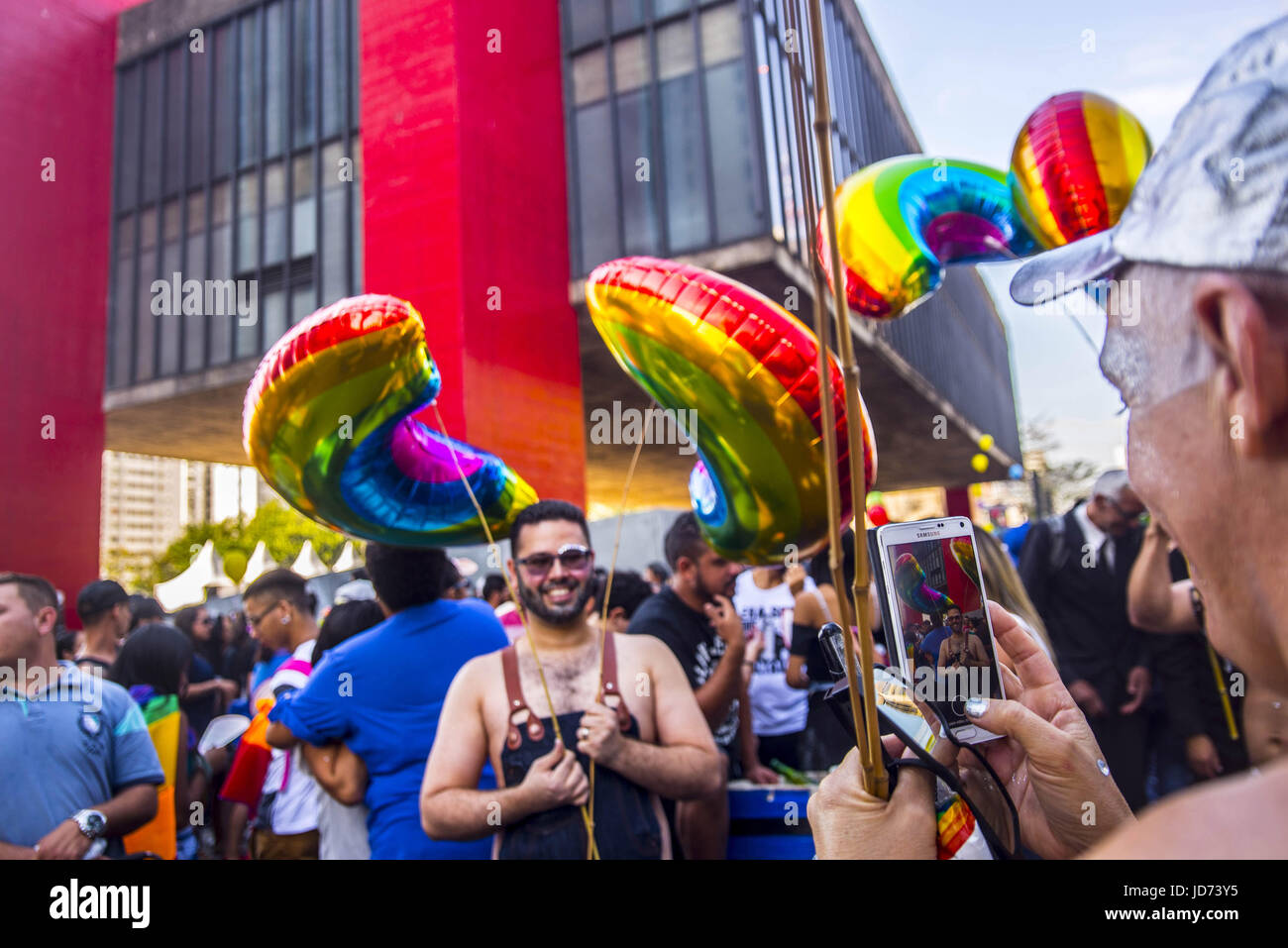 18 juin 2017 - SÃ¢O Paulo, SÃ£o Paulo, Brésil - des milliers de personnes participent à la 21e Gay Pride Parade, sur l'Avenida Paulista de SÃ£o Paulo (SP), Brésil. 18 juin, 2017. Credit : Cris Faga/ZUMA/Alamy Fil Live News Banque D'Images