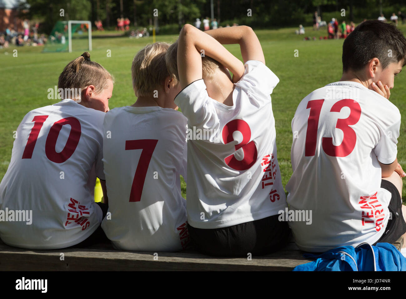 Mariehamn, Åland, la Finlande, le 18 juin 2017 jeux de groupe lors de la première journée de la coupe à Baltichallen Alandia en Mariehamn, Åland, la Finlande le 18 juin 2017. Plus de 1500 joueurs de plus de 100 équipes de jeunes de l'ensemble de la Suède et de la Finlande participe à la populaire tournoi de football d'été chaque année dans l'archipel finlandais. Sur la photo : JIK/IFFK (jouer en blanc) a attiré 2-2 Avec IIF Fotboll (jouer en jaune) Photo : Rob Watkins/Alamy News Banque D'Images