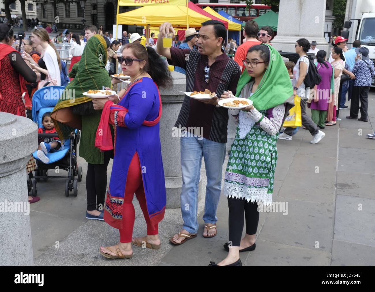 Londres, Royaume-Uni. 18 Juin, 2017. Pèlerins bénéficiant gratuitement de la nourriture à crédit : Londres Rathayatra Maji Murrell/Alamy Live News Banque D'Images